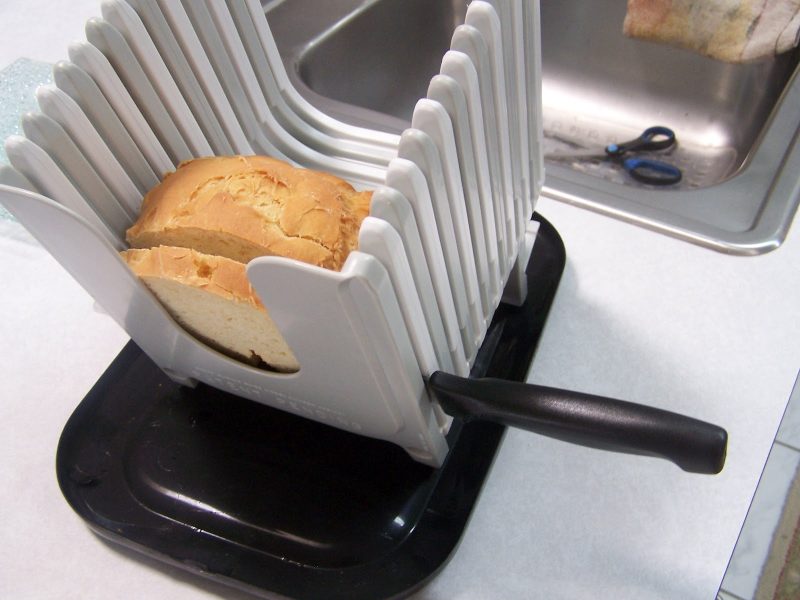An electric bread slicer