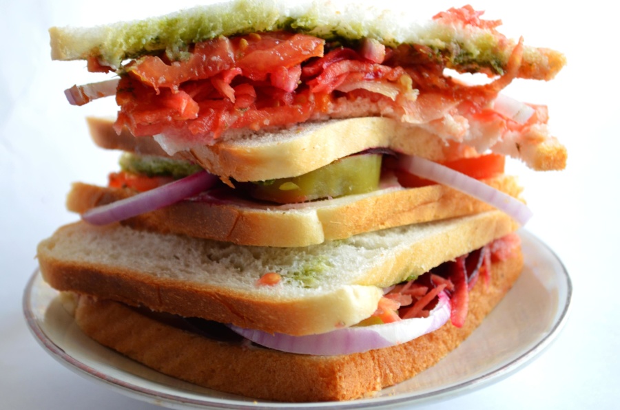 Sandwich with meat and vegetable mix