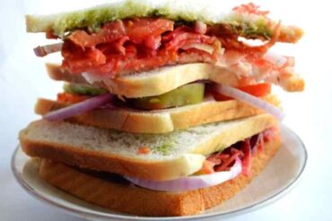 Sandwich-with-meat-and-vegetable-mix-2